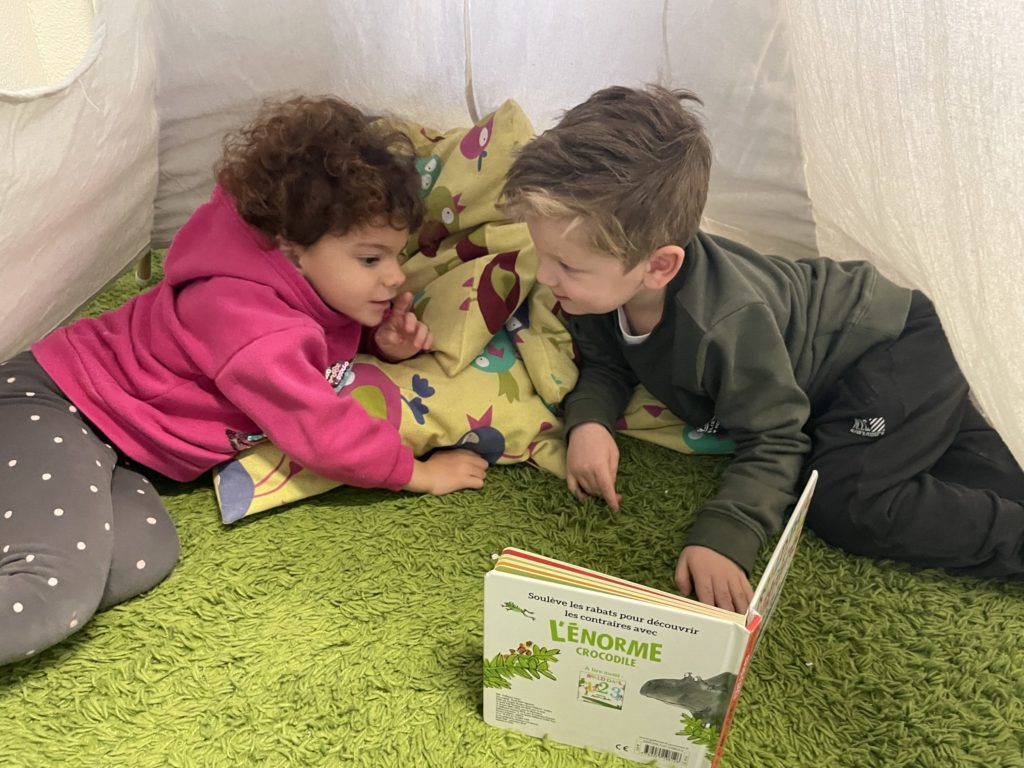 2 students reading a French book together