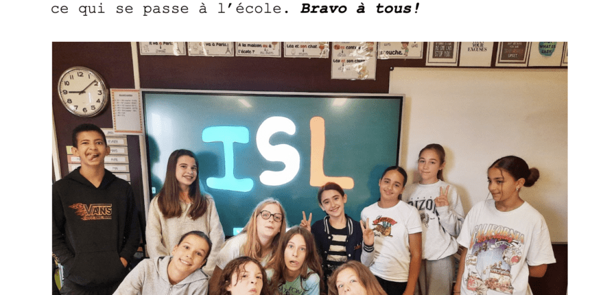 Entre les Pages -Journal ISL- La classe French A à mis au point un Journal sur tout ce qui se passe à l’école. Bravo à tous! Photo of student journalists posing in front of the word "ISL"